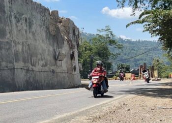 Kondisi jalur nasional Trenggalek–Ponorogo yang diberlakukan buka tutup karena rawan longsor saat arus mudik