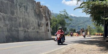 Kondisi jalur nasional Trenggalek–Ponorogo yang diberlakukan buka tutup karena rawan longsor saat arus mudik