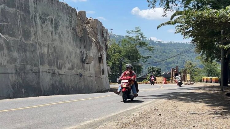 Kondisi jalur nasional Trenggalek–Ponorogo yang diberlakukan buka tutup karena rawan longsor saat arus mudik