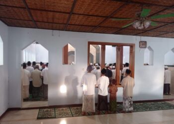 Jamaah Al Muhdlor Tulungagung salat Idul Fitri lebih awal di Masjid Nur Muhammad Wates
