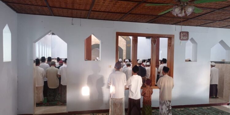 Jamaah Al Muhdlor Tulungagung salat Idul Fitri lebih awal di Masjid Nur Muhammad Wates