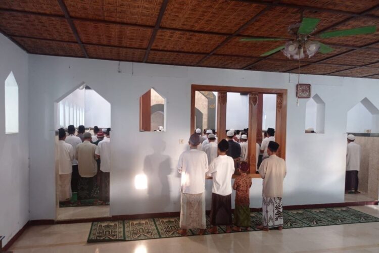 Jamaah Al Muhdlor Tulungagung salat Idul Fitri lebih awal di Masjid Nur Muhammad Wates