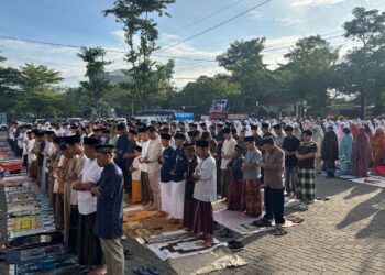 Jemaah Muhammadiyah Trenggalek melaksanakan Salat Idul Fitri di lapangan terbuka dengan jumlah peserta membludak