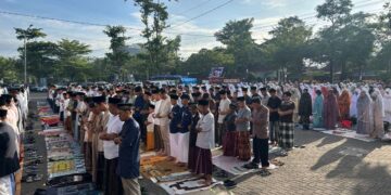 Jemaah Muhammadiyah Trenggalek melaksanakan Salat Idul Fitri di lapangan terbuka dengan jumlah peserta membludak