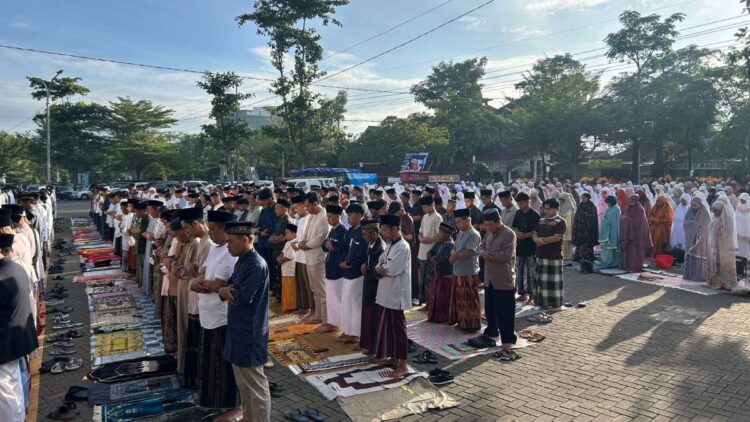 Jemaah Muhammadiyah Trenggalek melaksanakan Salat Idul Fitri di lapangan terbuka dengan jumlah peserta membludak