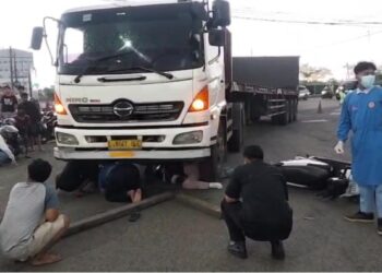 kecelakaan pemotor terlindas truk trailer di ringroad Mojoagung Jombang