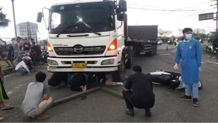 kecelakaan pemotor terlindas truk trailer di ringroad Mojoagung Jombang