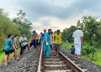 Petugas mengevakuasi potongan tubuh korban di jalur rel kereta api Desa Kepuhrejo Tulungagung