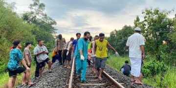 Petugas mengevakuasi potongan tubuh korban di jalur rel kereta api Desa Kepuhrejo Tulungagung