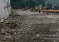 Proses pembersihan material longsor dan batu besar di Jalan Nasional KM 16 Trenggalek–Ponorogo Desa Nglinggis