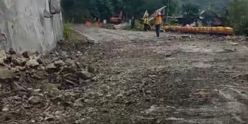 Proses pembersihan material longsor dan batu besar di Jalan Nasional KM 16 Trenggalek–Ponorogo Desa Nglinggis