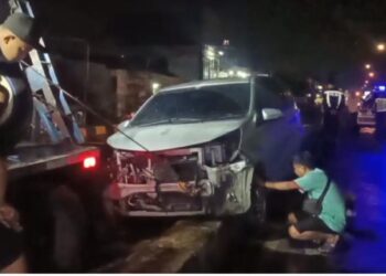 minibus Daihatsu Sigra rusak akibat kecelakaan