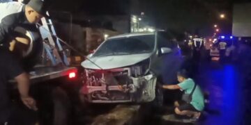 minibus Daihatsu Sigra rusak akibat kecelakaan