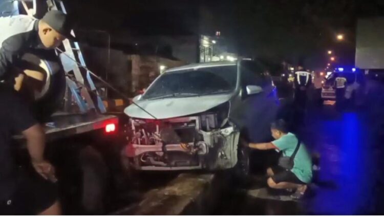 minibus Daihatsu Sigra rusak akibat kecelakaan