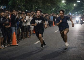 Anak muda mengikuti balap lari liar di jalan saat Ramadan yang viral di media sosial