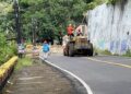 Evakuasi material longsor dan batu raksasa di jalur Trenggalek-Ponorogo KM 16 Desa Nglinggis oleh petugas gabungan