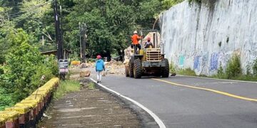 Evakuasi material longsor dan batu raksasa di jalur Trenggalek-Ponorogo KM 16 Desa Nglinggis oleh petugas gabungan