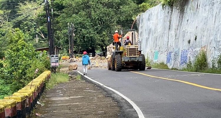 Evakuasi material longsor dan batu raksasa di jalur Trenggalek-Ponorogo KM 16 Desa Nglinggis oleh petugas gabungan