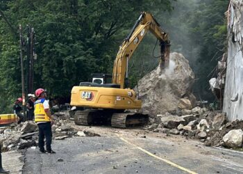 Alat berat breaker dan ekskavator membersihkan material longsor di jalur nasional KM 16 Trenggalek-Ponorogo
