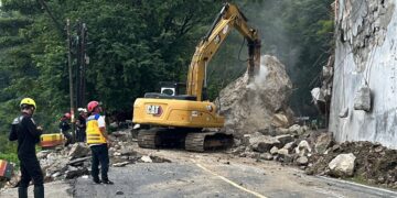 Alat berat breaker dan ekskavator membersihkan material longsor di jalur nasional KM 16 Trenggalek-Ponorogo