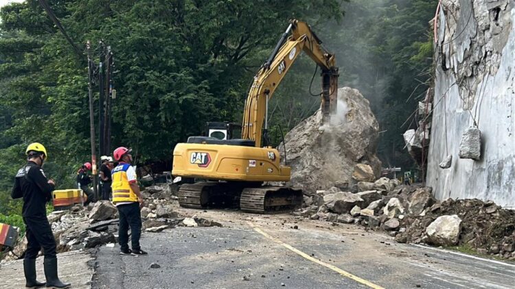 Alat berat breaker dan ekskavator membersihkan material longsor di jalur nasional KM 16 Trenggalek-Ponorogo