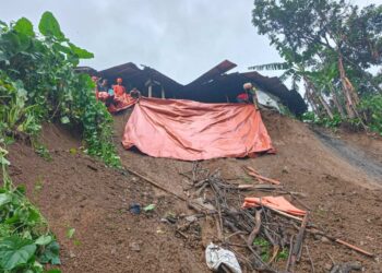 evakuasi korban longsor di Wlingi Blitar setelah tebing ambrol