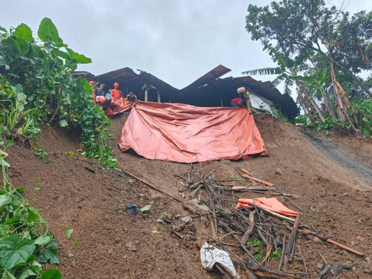 evakuasi korban longsor di Wlingi Blitar setelah tebing ambrol