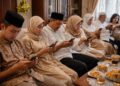 keluarga lebaran sibuk main hp