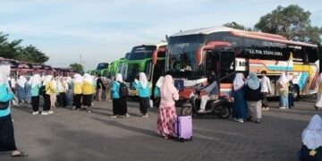 Santri Pondok Pesantren Tebuireng Jombang mudik bareng menggunakan bus menjelang libur Lebaran