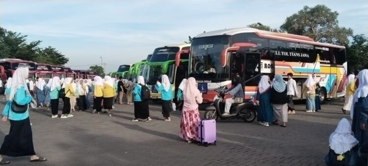 Santri Pondok Pesantren Tebuireng Jombang mudik bareng menggunakan bus menjelang libur Lebaran