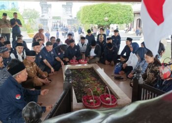 Saan Mustofa bersama kader Partai Nasdem berdoa dan tabur bunga di Makam Bung Karno Kota Blitar saat Safari Ramadan 2026