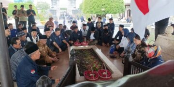 Saan Mustofa bersama kader Partai Nasdem berdoa dan tabur bunga di Makam Bung Karno Kota Blitar saat Safari Ramadan 2026
