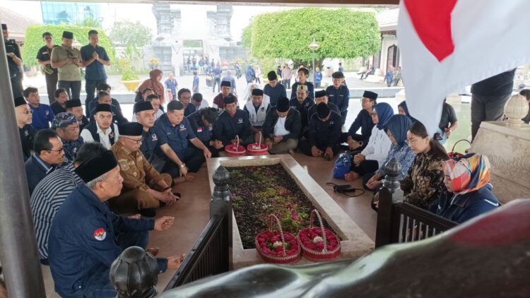 Saan Mustofa bersama kader Partai Nasdem berdoa dan tabur bunga di Makam Bung Karno Kota Blitar saat Safari Ramadan 2026