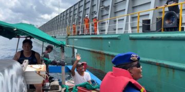 Proses penyelamatan nelayan oleh Basarnas Trenggalek