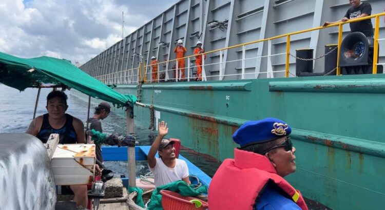 Proses penyelamatan nelayan oleh Basarnas Trenggalek