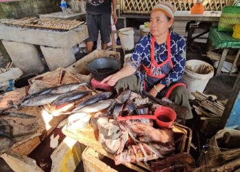 pedagang ikan di pantai konang trenggalek saat lebaran 2026