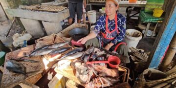 pedagang ikan di pantai konang trenggalek saat lebaran 2026