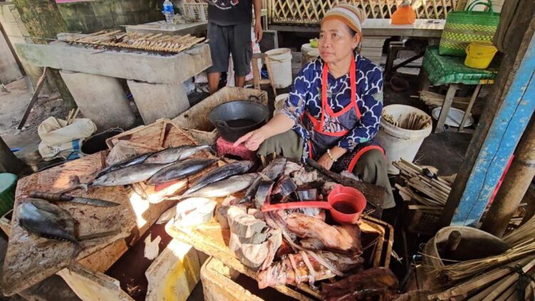pedagang ikan di pantai konang trenggalek saat lebaran 2026