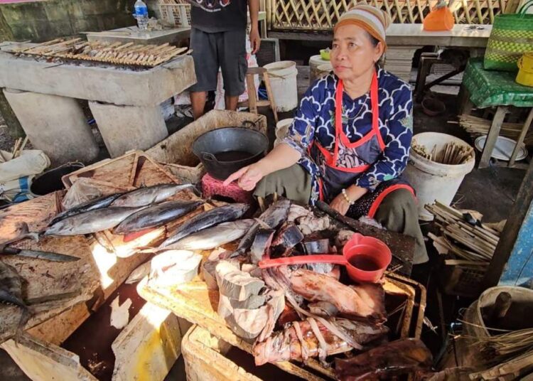 pedagang ikan di pantai konang trenggalek saat lebaran 2026