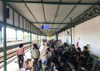 Ilustrasi penumpang kereta api memadati stasiun saat arus mudik Lebaran 2026 di wilayah Daop 7 Madiun