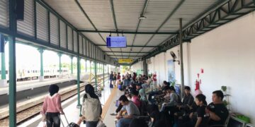 Ilustrasi penumpang kereta api memadati stasiun saat arus mudik Lebaran 2026 di wilayah Daop 7 Madiun