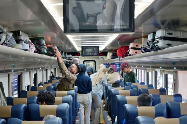 Penumpang kereta api di wilayah KAI Daop 7 Madiun saat mudik Lebaran 2026