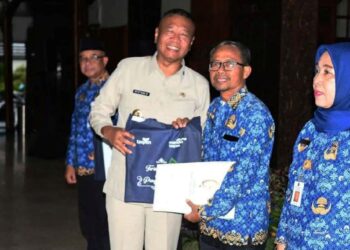 Bupati Tulungagung Gatut Sunu menyerahkan SK pensiun kepada ASN Pemkab Tulungagung di Pendopo Kongas Arum