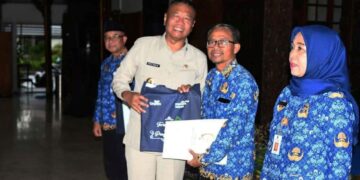 Bupati Tulungagung Gatut Sunu menyerahkan SK pensiun kepada ASN Pemkab Tulungagung di Pendopo Kongas Arum