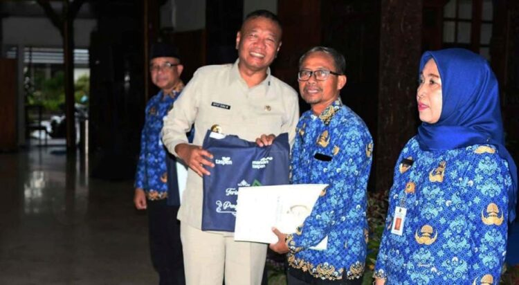 Bupati Tulungagung Gatut Sunu menyerahkan SK pensiun kepada ASN Pemkab Tulungagung di Pendopo Kongas Arum