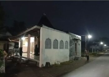 Polisi mengamankan barang bukti bubuk petasan di lokasi ledakan di Blitar