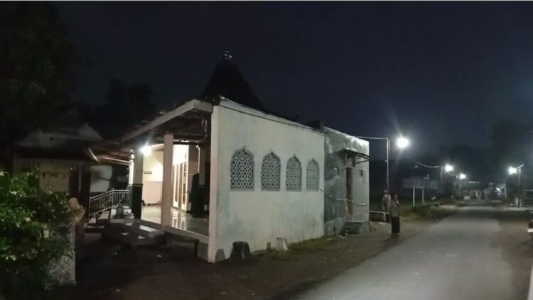 Polisi mengamankan barang bukti bubuk petasan di lokasi ledakan di Blitar