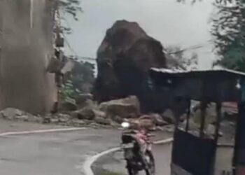 Batu raksasa menutup jalur utama Trenggalek-Ponorogo akibat longsor
