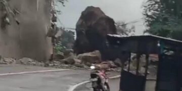 Batu raksasa menutup jalur utama Trenggalek-Ponorogo akibat longsor