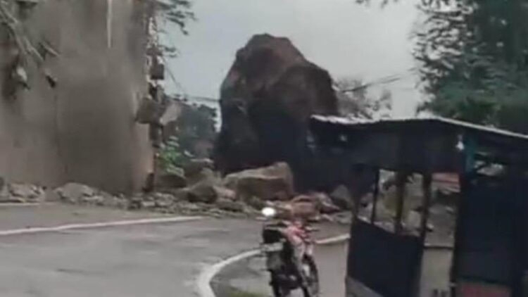 Batu raksasa menutup jalur utama Trenggalek-Ponorogo akibat longsor